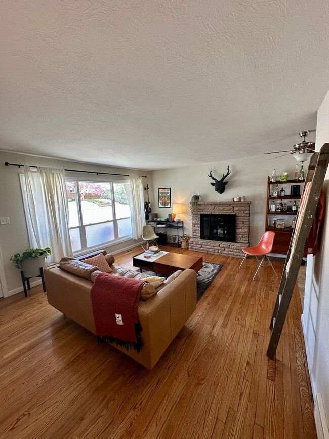Building Photo - Charming Updated Ranch-Style Home
