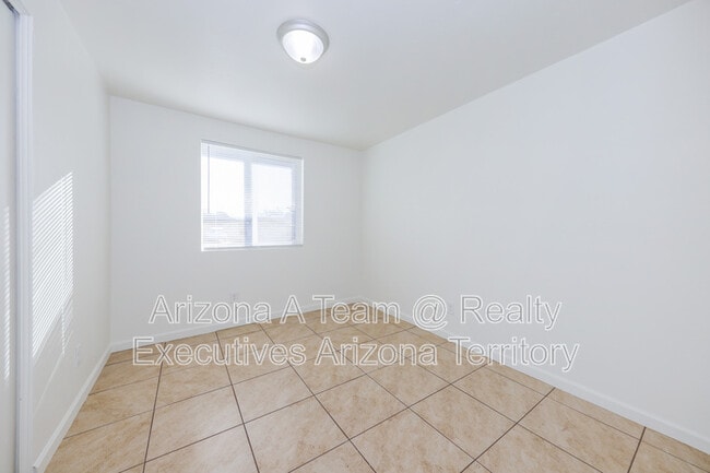 Building Photo - 4020 S Silver Beech Ave