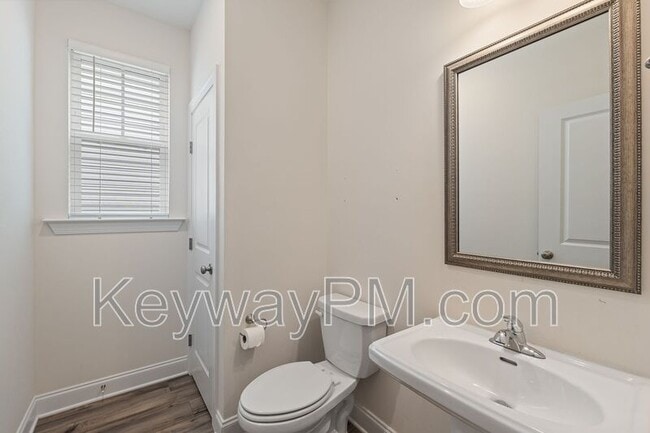 Building Photo - 585 Hampton Dr