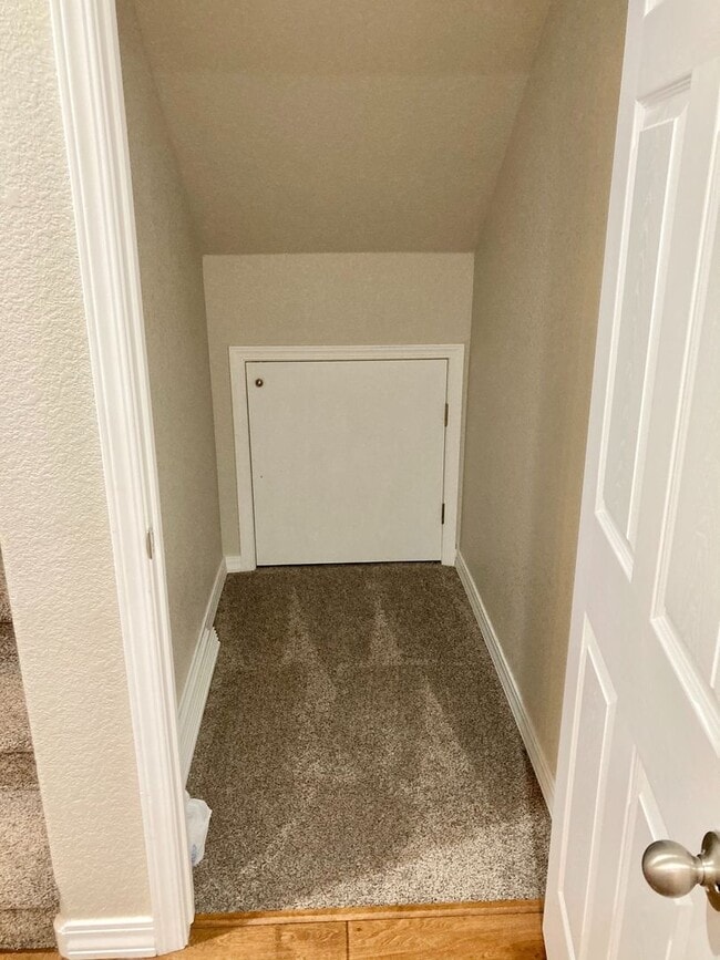Building Photo - Lovely 3 Bedroom, 2.5 Bathroom Townhome