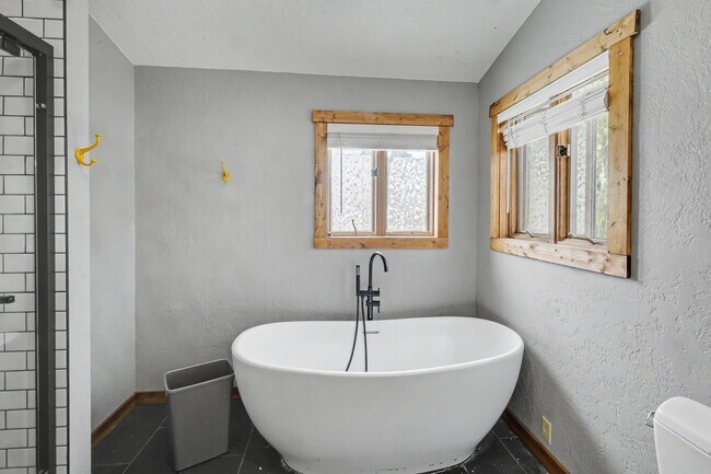 Building Photo - 305 Mesa Dr