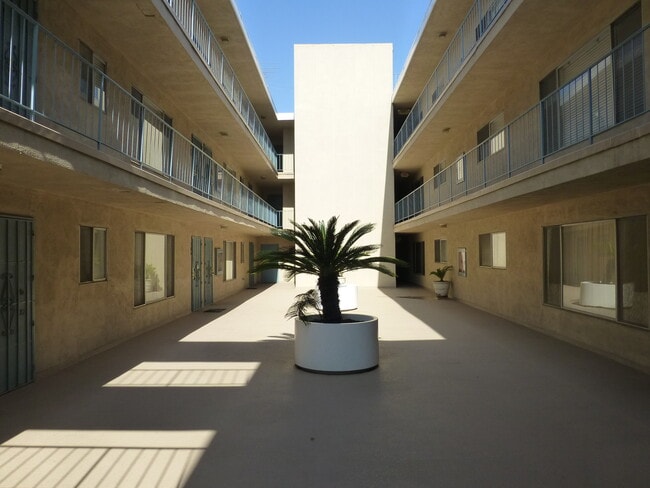 Building Photo - 833 5th St