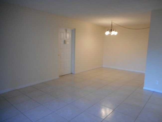 Building Photo - 202 Foxtail Dr