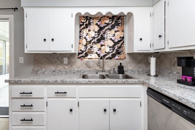 Building Photo - Peaceful Bi-Level Home in a Quiet Cul-de-Sac