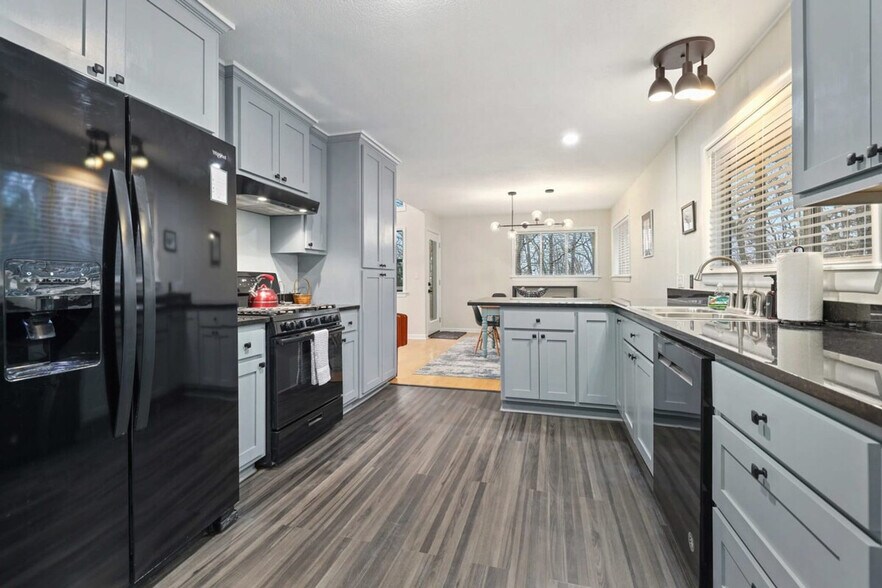 Building Photo - 1232 S Dinsmore Trail