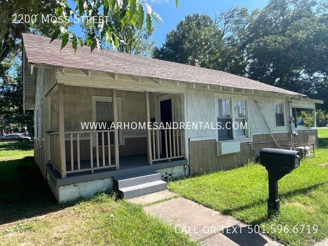 Primary Photo - 2200 Moss St