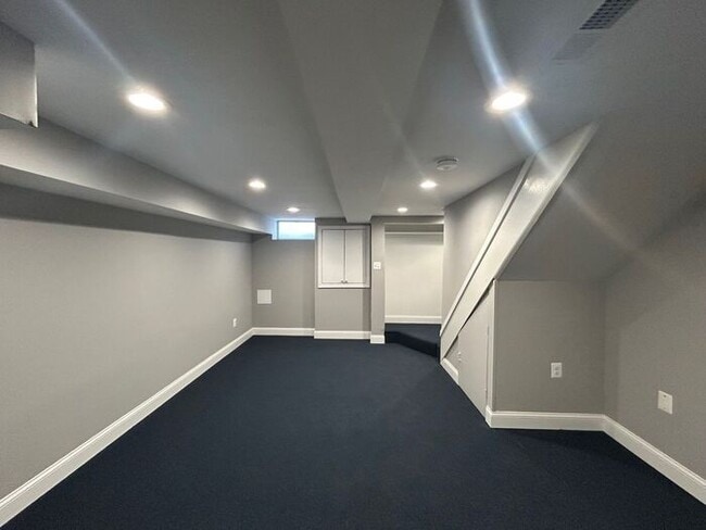 Building Photo - 2 Bedrooms 2.5 Bathrooms