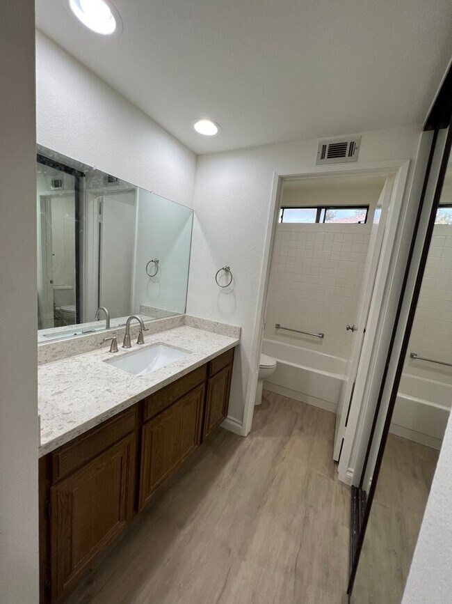 Building Photo - Updated 2 bed / 2 bath Home in Leisure Village