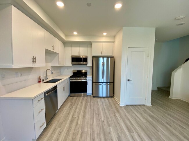 Building Photo - Like New! 1 Bed, 1.5 Bath Townhouse in Covina