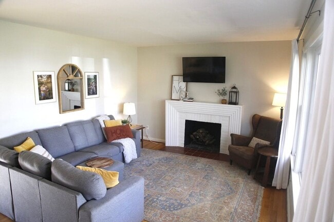 Building Photo - Bright and Cheery 4 Bedroom Home in Desiriable Sheffield Neighborhood