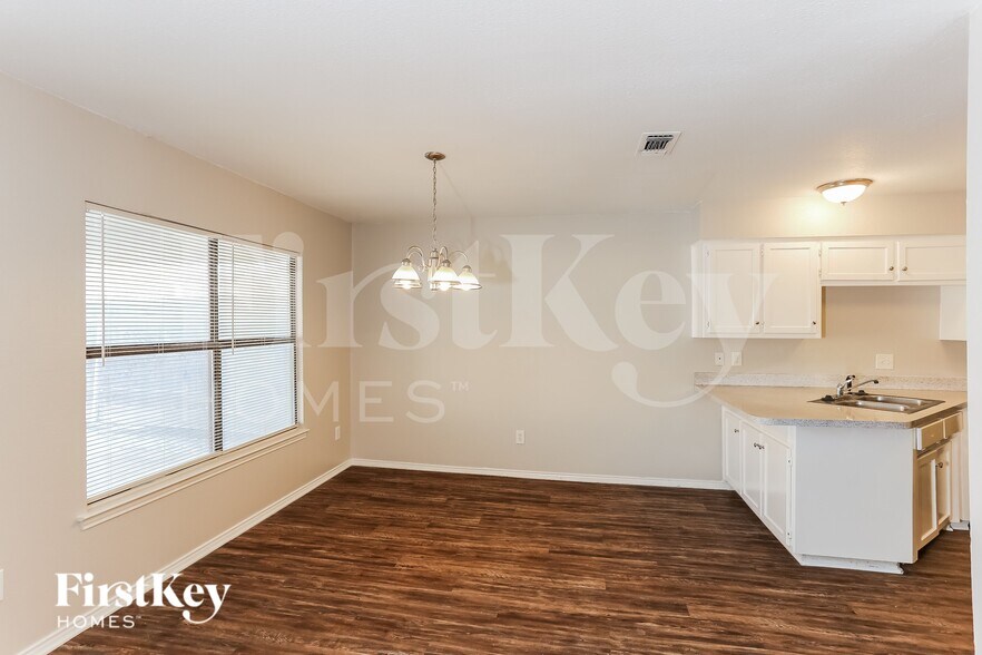 Building Photo - 6000 Lavaca Dr