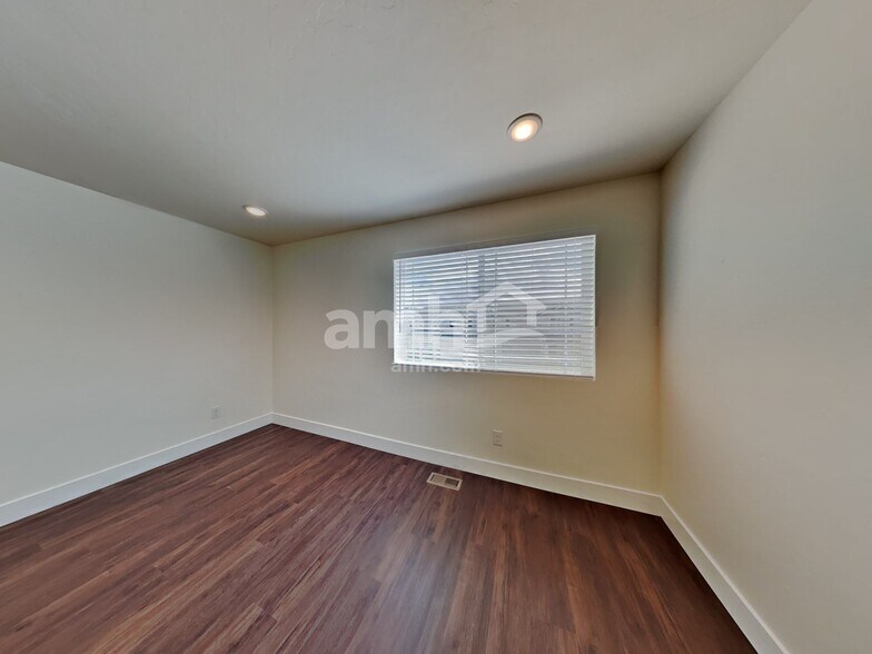 Building Photo - 11518 W Mesquite St