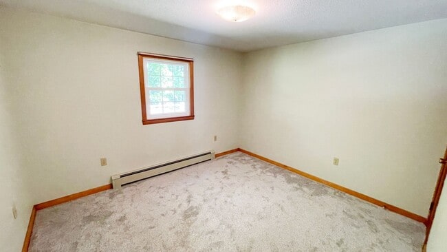 Building Photo - 3 BR House on a Lake 1.5 Baths