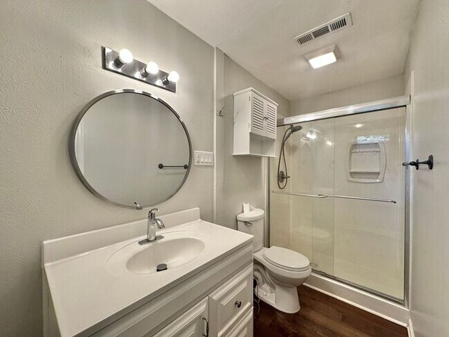 Building Photo - Spacious 3-Bed, 2-Bath Home with Large Sho...