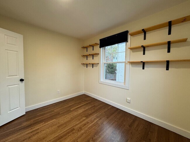 Building Photo - Stylish 3 Bed 1 Bath Townhome With A Fence...