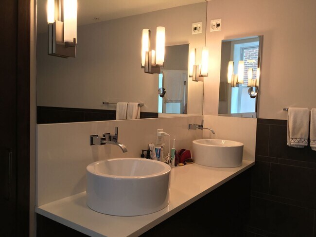 Building Photo - 116 S 20th St