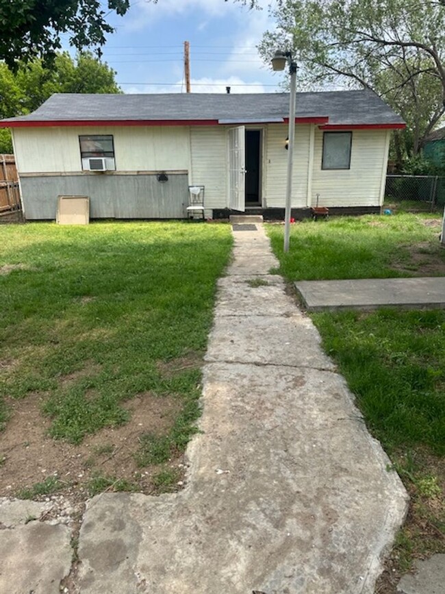 Building Photo - Charming 2 Bedroom, 1 Bath Home with Spaci...