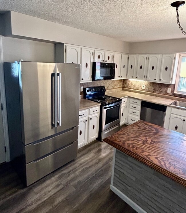 Building Photo - 825 David Ln