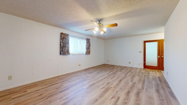 Building Photo - 827 N Armstrong Ave