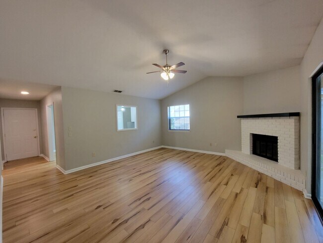 Building Photo - 2 bedroom/ 2 bath duplex for rent in NE Tallahassee, woodfloors, fenced back yard available Augus...