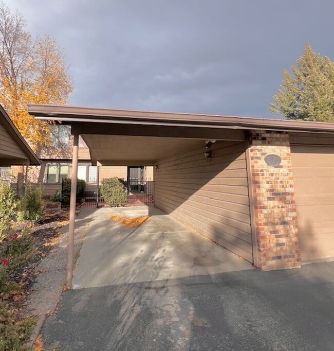 Building Photo - Furnished 4 Bed 3 Bath Patio Home with Stu...