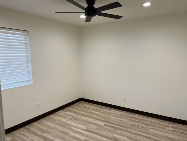 Building Photo - 172 Plex Cir