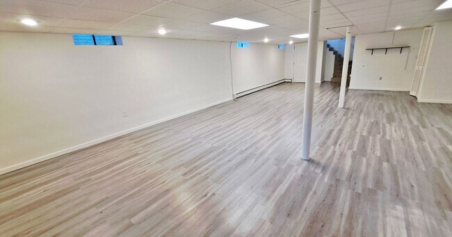 Building Photo - 3 Bed / 1-1/2 Bath Single Family Home w/2-car garage