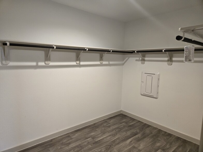 Building Photo - 3555 Crestfield Ln