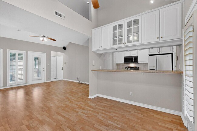Building Photo - 3105 San Jacinto St
