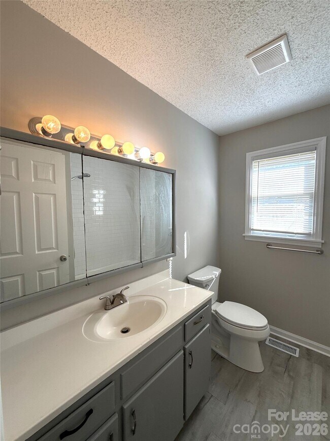 Building Photo - 513 Rhodes Ave