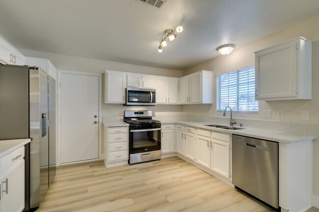 Building Photo - Charming 3-Bed, 2-Bath Single-Story Home i...