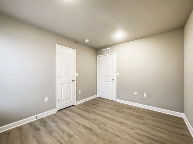 Building Photo - Updated 3-Bed, 2-Bath Ranch Townhome with Garage in Blue Springs