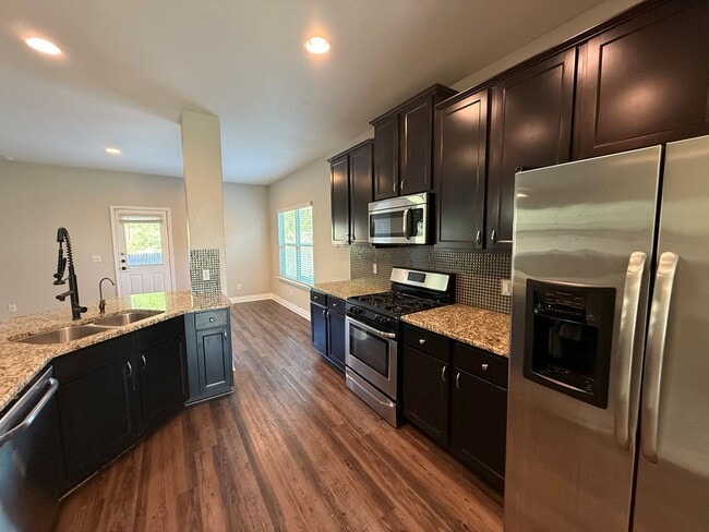 Building Photo - New Braunfels Gem!