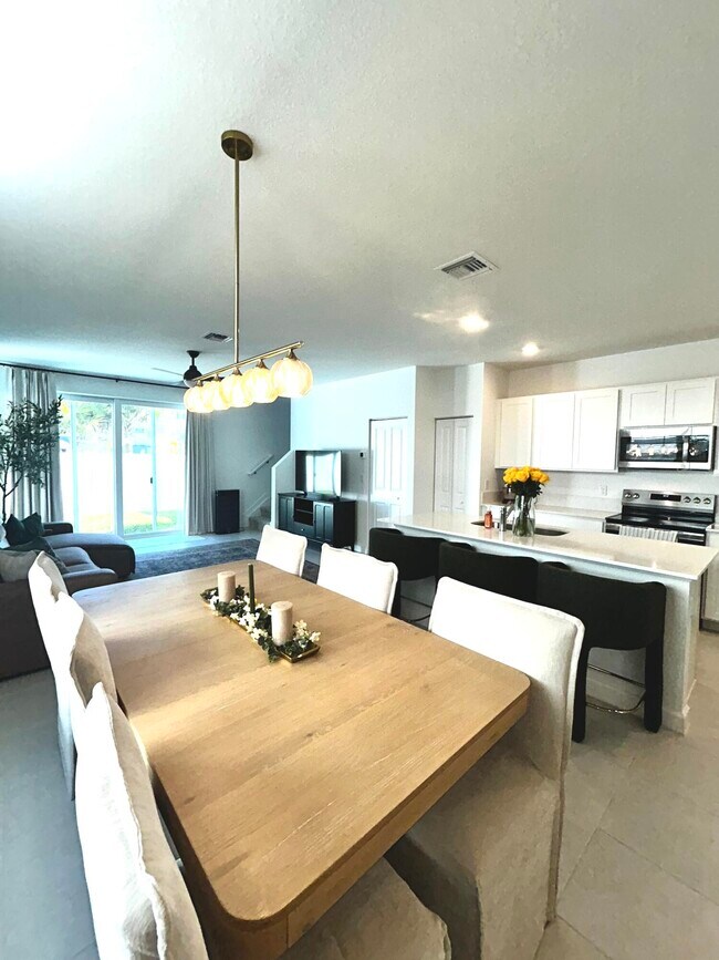 Building Photo - 317 SE Crossoak Ln