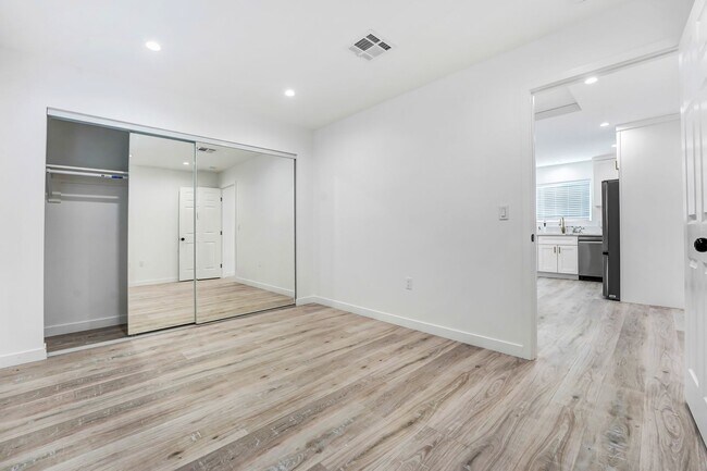 Building Photo - Lancaster 1 bedroom