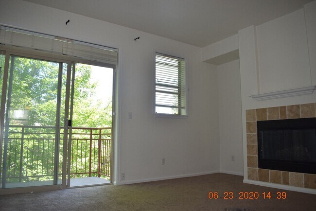 Building Photo - Beautiful 2 Bedroom Townhome / Old Town Ar...