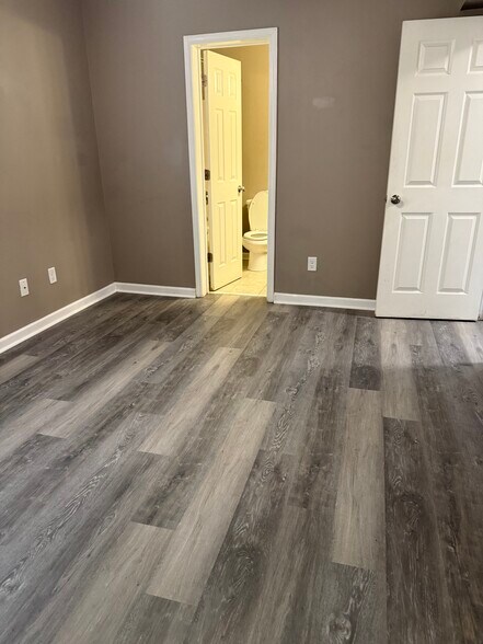 1st bedroom leading to bathroom - 101 Davis St