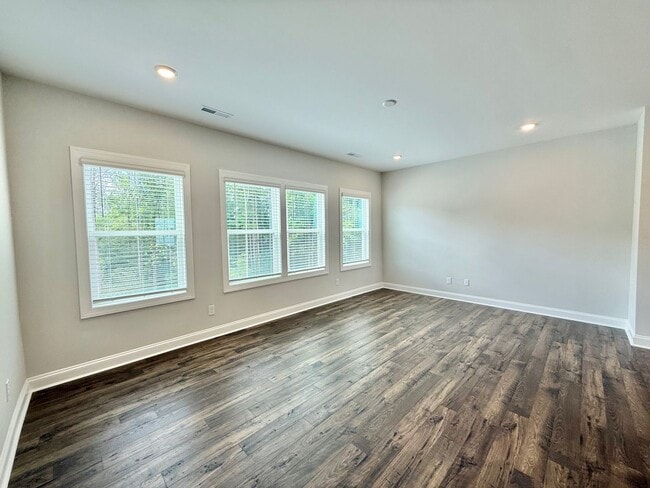 Building Photo - **OFFERING RENT PROMOTION FOR FIRST 6 MONT...