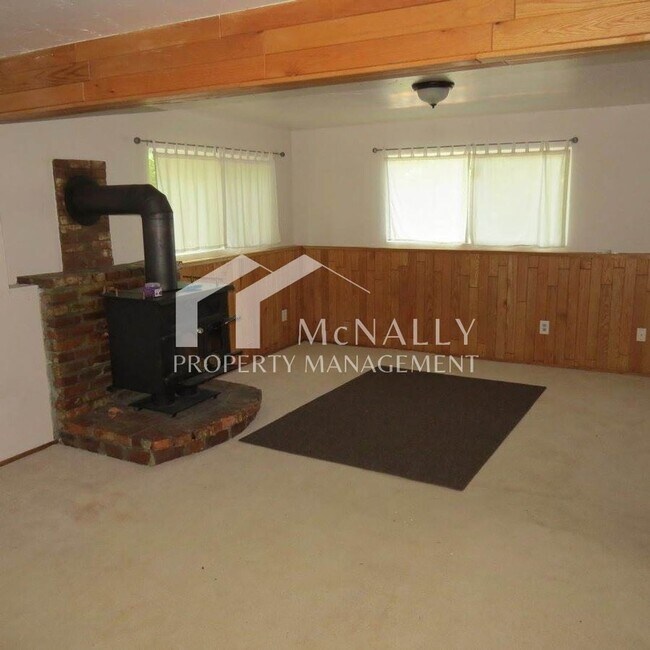 Building Photo - Split Level 3 Bedroom 2.25 Bath on Peacock...