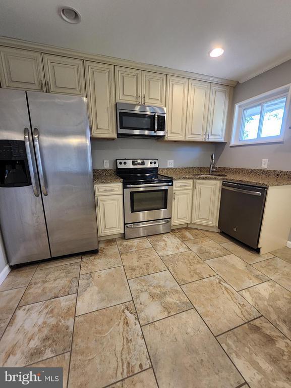 Building Photo - 6205 Yosemite Dr