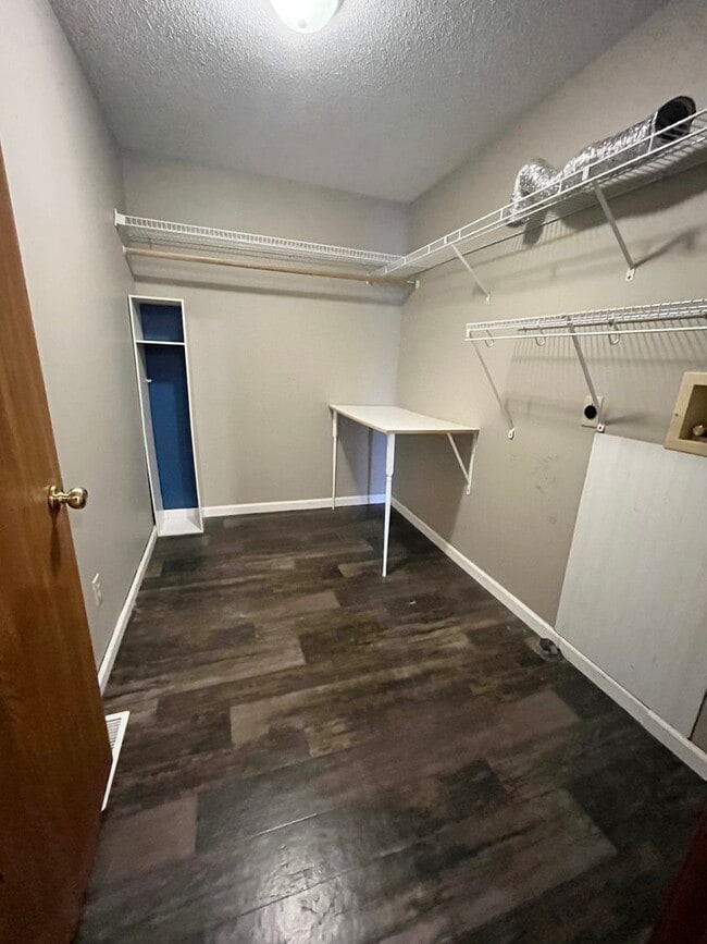 Building Photo - Rent Special - Spacious End Unit 2 Bed/1 Bath Townhome!