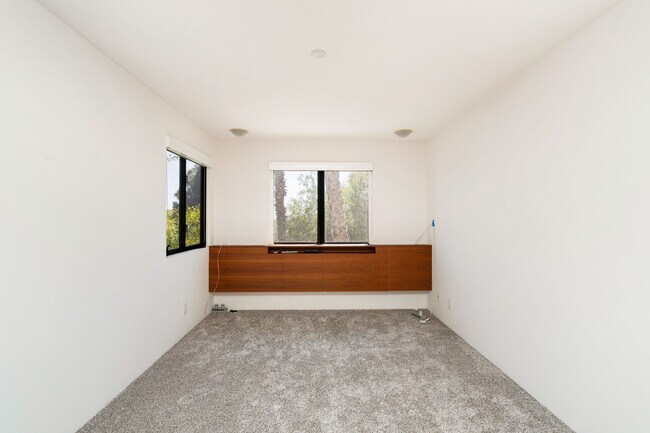 Building Photo - 6441 BRYN MAWR Dr