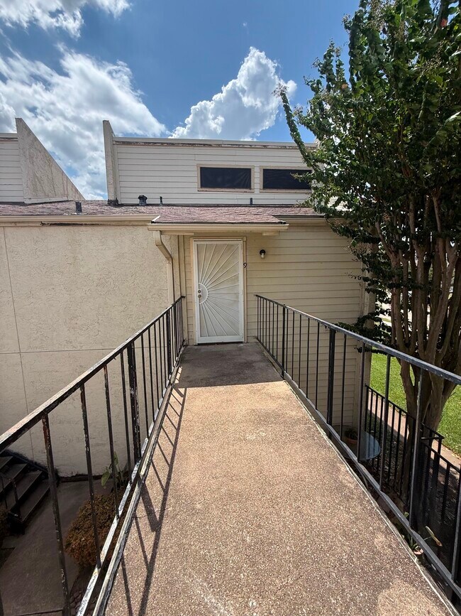 Building Photo - 10075 Westpark Dr