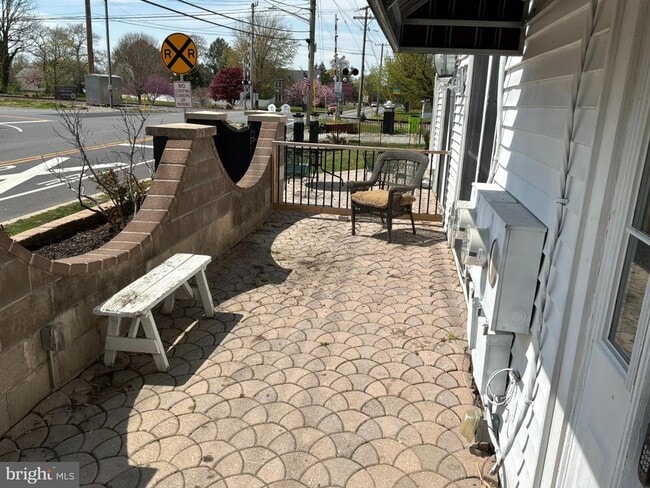 Building Photo - 1325 Main St