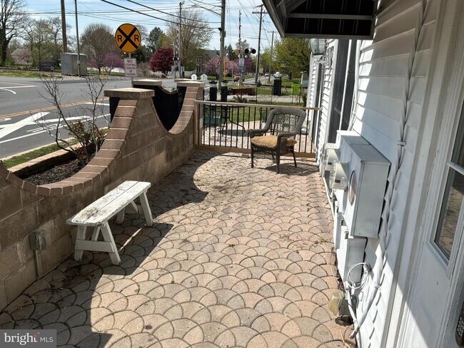 Building Photo - 1359 Main St