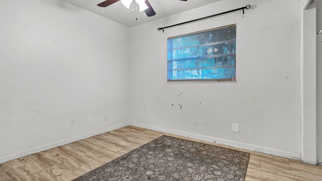Building Photo - Renovated 3-Bed Furnished Home with Large ...