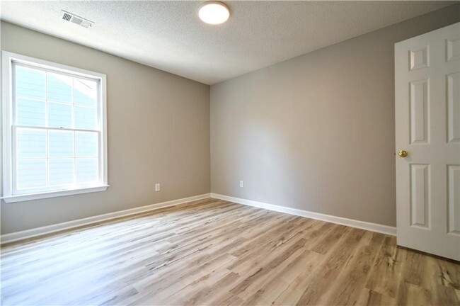 Building Photo - 340 Avebury Ct