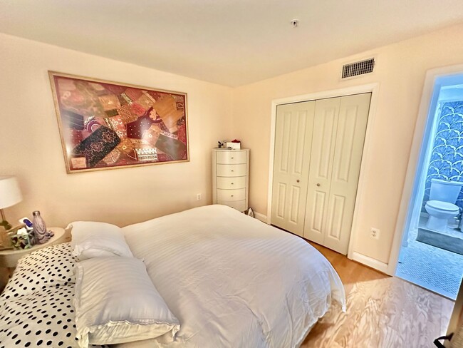 Building Photo - Dupont's Charming 1 Bedroom Condo W/D & Ro...