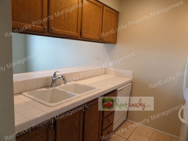 Building Photo - Wonderful 2-Bedroom Top Floor Condo in Renton - Great Location!