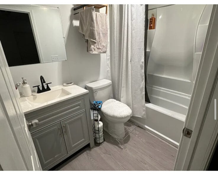 Building Photo - 307 W Lynde St